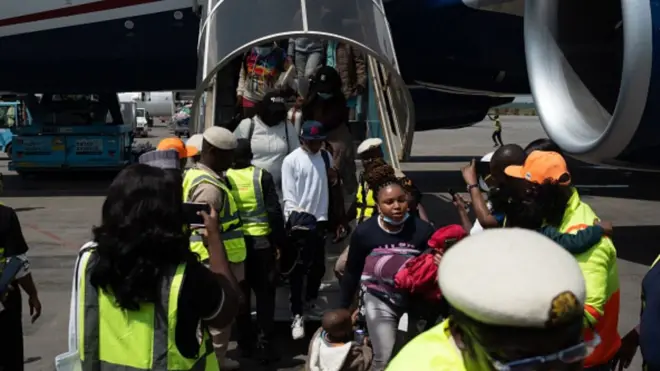 Foto of some Nigerians wey recently return from South Africa sake of anti-migrants wahala