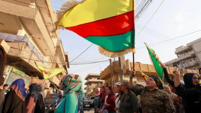 2018'de Kamışlı kentinde PYD destekçilerinin düzenlediği bir gösteri. 