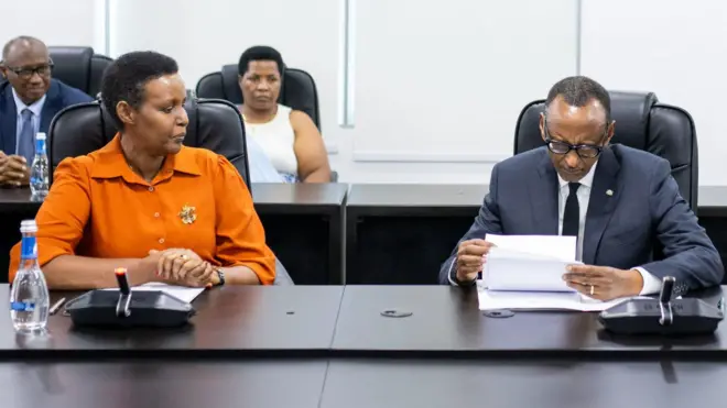 Ibumoso ni Oda Gasinzigwa ukuriye komisiyo y'amatora mu Rwanda na Paul Kagame iburyo, mu muhango wo kumugezaho kandidatire ye nk'umukandida wa FPR-Inkotanyi