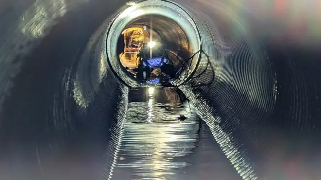 Robô em testes dentro de um cano