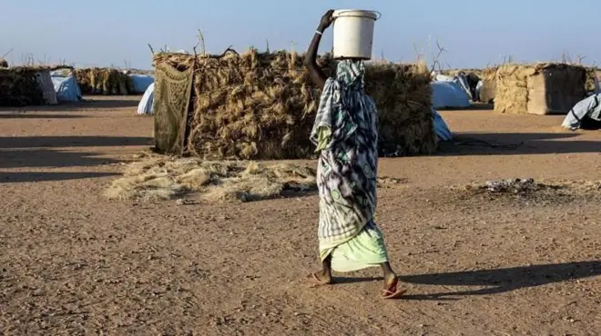 لاجئة سودانية تسير بين خيام مخيم أوري كاسوني بتشاد، في نوفمبر/تشرين الثاني الماضي.