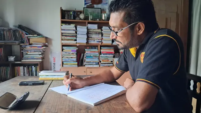 මට මං ලියන එක හොඳින්ම විඳින්න පුලුවන් පෑනෙන් ලියන කොට. කම්පියුටර් එකෙන් ලියන්න මං ට්‍රයි කරල තියනවා. නමුත් මගේ පරිකල්පනයේ රිද්මයත් එක්ක හරියටම ගැලපෙන්නේ පෑනෙන් ලිවීම තමයි. ඒ වාක්‍ය වල රහ මට දැනෙන්නෙ පෑනෙන් ලියන කොට. මං වාක්‍ය වල සවුන්ඩ් එක ගැන රිද්මය ගැන හරියට උනන්දු වන කෙනෙක්. මගෙ හිත ඇතුලෙන් වාක්‍ය නැවත නැවත කියවමින් තමයි ලියන්නේ. මට ලියන තැන ගැන එතරම් ලොකු විශේෂයක් නැහැ. නමුත් මං වැඩිපුර ලියන්නේ ගෙදර පුස්තකාලය තියන කාමරේ. 