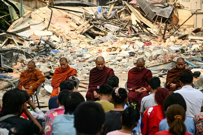 Cầu nguyện sau động đất ở Myanmar