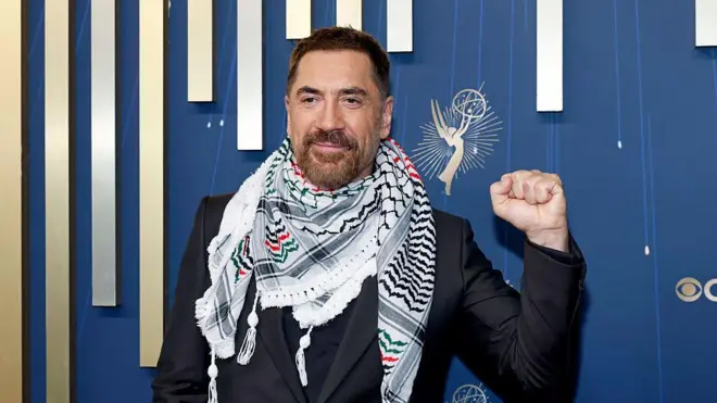 الممثل الإسباني خافيير بارديم في حفل توزيع جوائز إيمي 2025