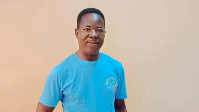 Yemi Ayebo ti ọpọ mọ si Yemi My Lover wọ ẹwu olomi aro