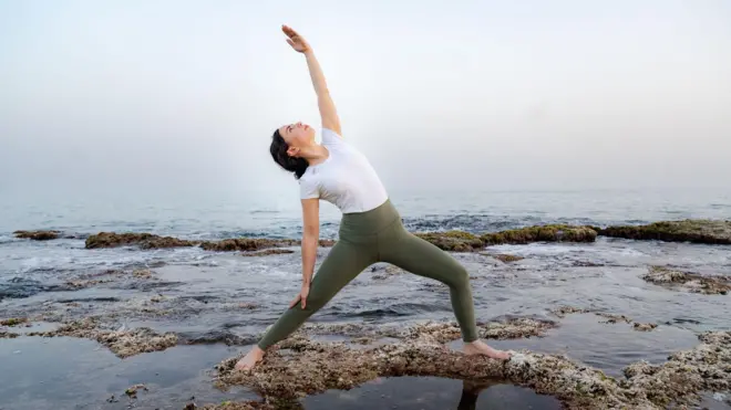 شدن نصار تمارس اليوغا