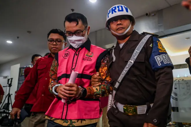 Direktur Pemasaran Pusat dan Niaga Pertamina Patra Niaga Maya Kusmaya (tengah) berjalan memasuki mobil tahanan usai ditetapkan sebagai tersangka kasus dugaan korupsi dalam tata kelola minyak mentah dan produk kilang pada PT Pertamina Subholding dan Kontraktor Kontrak Kerja Sama (KKKS) tahun 2018-2023 di Kejaksaan Agung, Jakarta, Rabu (26/2/2025).