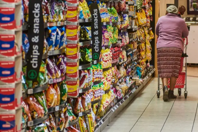 Un rayon de sucreries dans un supermarché