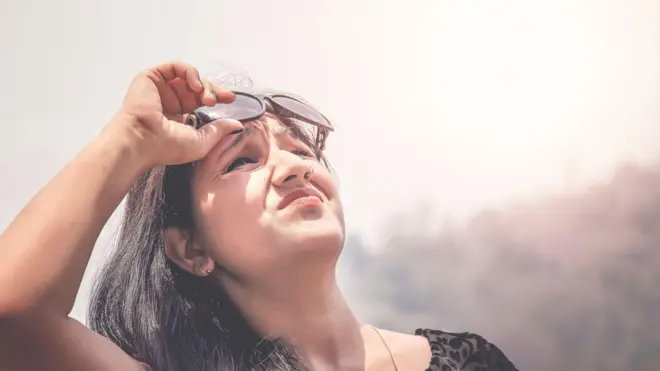 প্রখর রোদে অতিষ্ঠ মানুষ