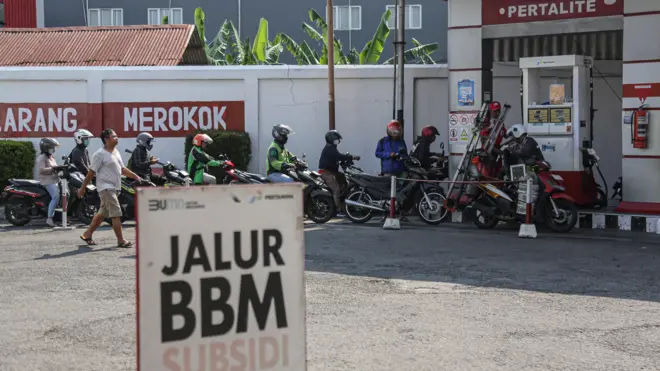 Pengendara motor antre untuk mengisi bahan bakar minyak (BBM) subsidi jenis Pertalite di SPBU Majapahit, Semarang, Jawa Tengah, Senin (3/8/2026).