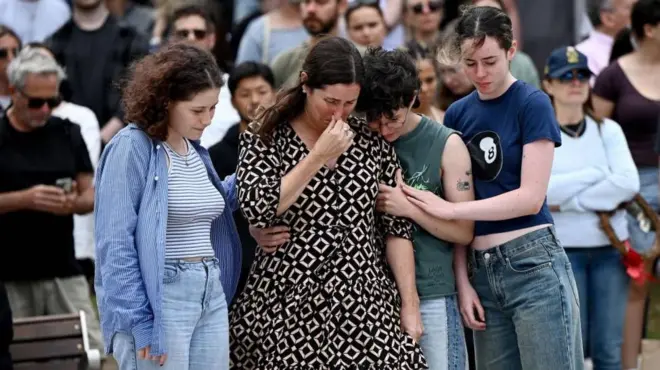 ተሰብስበው ሐዘናቸውን እየገለፁ ያሉ ሴቶች