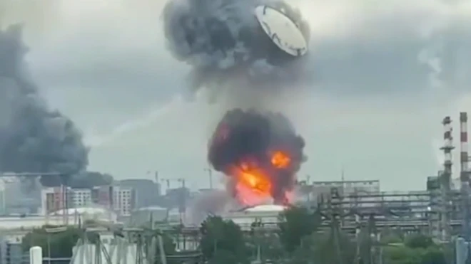 всполох огня на НПЗ в Капотне в Москве 