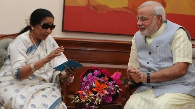 पीएम मोदी और आशा भोसले