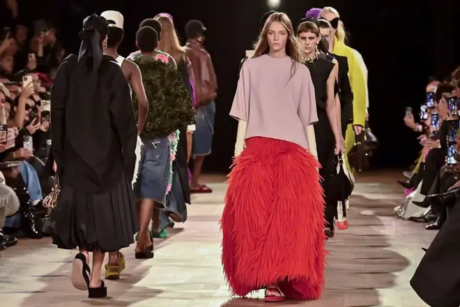Uma modelo desfila na passarela durante o desfile da coleção Primavera/Verão 2026 da Balenciaga, parte da Semana de Moda de Paris, em 4 de outubro de 2025, em Paris, França