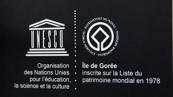 Plaque qui témoigne du statut de l'île de Gorée inscrite au patrimoine mondial de l'UNESCO en 1978.