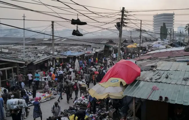 Viatu vilivyoanikwa juu ya nyaya za umeme zilizoko katikati mwa soko
