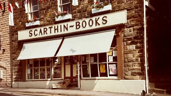 نمای بیرونی از کتابفروشی اسکارتین 