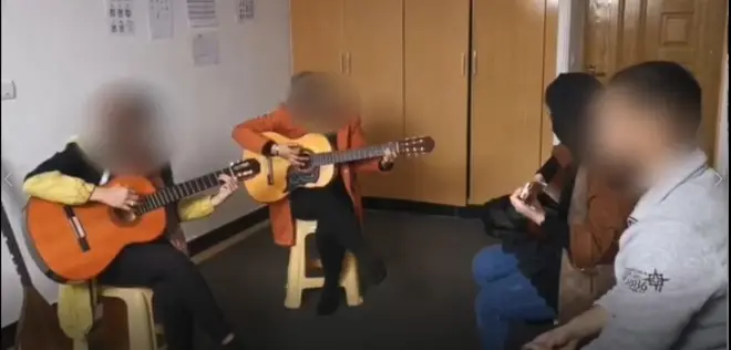 دختران دور از چشم ماموران طالبان در کلاس درس مخفی تمرین موسیقی دارند