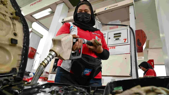 Petugas mengisi BBM jenis Pertalite ke tangki sepeda motor konsumen di salah satu SPBU Pertamina di Palu, Sulawesi Tengah, Sabtu (28/2/2026). PT Pertamina Patra Niaga Regional Sulawesi menambah pasokan BBM di wilayah Sulawesi Tengah sebesar 15 persen sesuai proyeksi kebutuhan dari rata-rata konsumsi harian sebanyak 1.900 kiloliter selama bulan Ramadhan 1447 H sebagai bentuk komitmen memenuhi kebutuhan energi masyarakat. 
