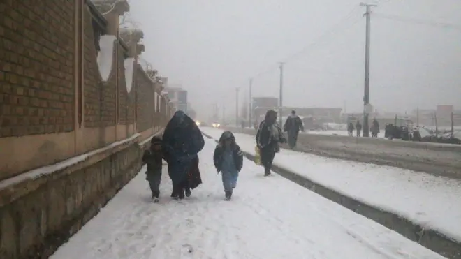 مادر و فرزندانش در خیابانی در غزنی