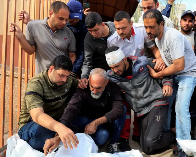 فلسطيني مصاب يودع أقاربه الذين قتلوا في الغارات الإسرائيلية، في مستشفى ناصر في خان يونس، جنوب قطاع غزة، 15 مايو/ أيار 2025.