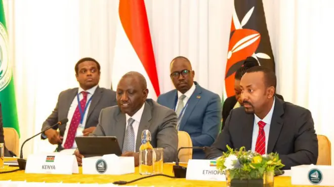 Umukuru wa Kenya William Ruto (i bufamfu) n'umushikiranganji wa mbere wa Ethiopia, Abiy Ahmed Ali ( i buryo mu ngama i Addis Ababa un omunsi itariki 10/07/2023Ethiopia, 
