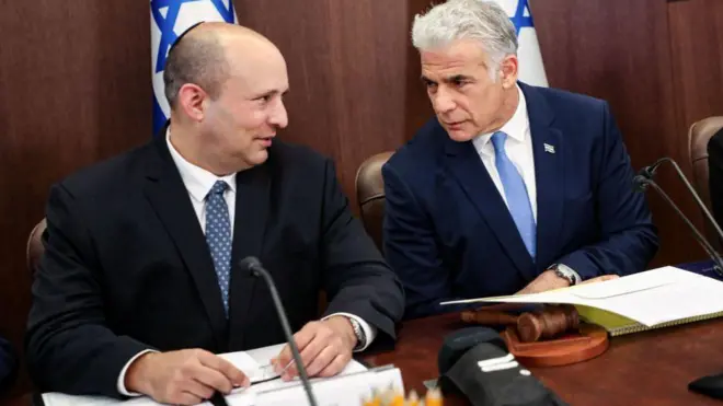 Naftali Bennett ve Yair Lapid yan yana otururken
