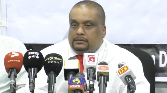 වෛද්‍ය රුක්ෂාන් බෙල්ලන ප්‍රවෘත්ති සාකච්ඡාවකදී ගත් ඡායාරූපයක්