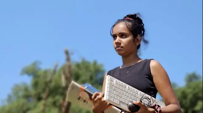 ඇය ගම්පහ, පිලපිටියේ ඕතරවත්ත ගමේ සිය මිත්තනිය සමග ජීවත් වන්නීය.