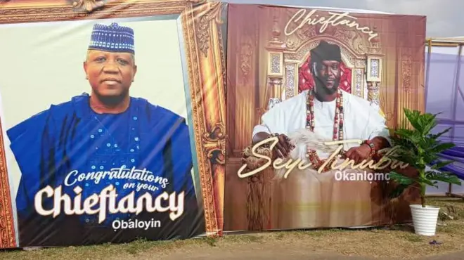 Aworan ifinijoye awon oloye mejeeji, Senetọ Abdul Aziz Yari lati Zamfara to jẹ Ọbaloyin ilẹ Yoruba, ati ọmọ Aarẹ ilẹ wa, Seyi Tinubu ti Alaafin Owoade fi joye Okanlọmọ ilẹ Yoruba.