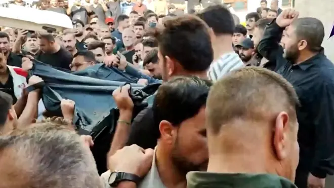 نقل جثمان من مشرحة مستشفى الحمدانية العام بعد مقتل عناصر من الحشد الشعبي في غارات استهدفت مواقعهم بالموصل، العراق، 29 يوليو/تموز 2026.
