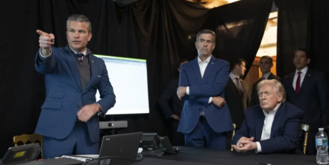 O presidente dos EUA Donald Trump em uma sala em sua residência, na Flórida, com outras autoridades, uma delas apontando para a frente. Um telão é visto ao fundo.