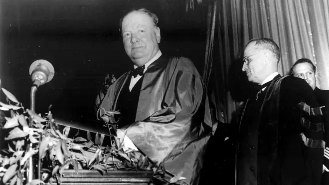 Чорно-біле фото Черчилля під час виступу 