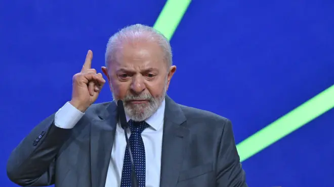 O presidente Luiz Inácio Lula da Silva gesticulando com o dedo indicadoraposta ganha fluminenseriste