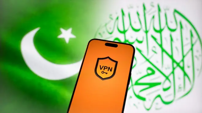 هاتف محمول عليه شعار VPN وفي الخلفية علم باكستان (يسار) ولفظ الجلالة (يمين)