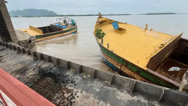 ప్రకాశం బరాజ్ వద్ద బోట్లు