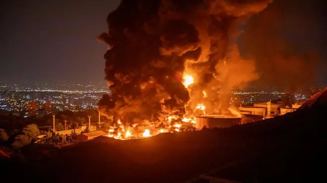 تصاعدت ألسنة اللهب والدخان في سماء طهران إثر هجوم إسرائيلي استهدف مستودع للنفط، 15 يونيو/حزيران 2025