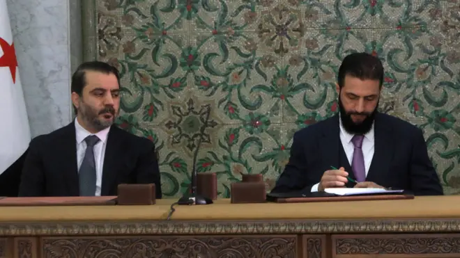 صورة لرئيس المرحلة الانتقالية في سوريا، أحمد الشرع، ووزير الخارجية، أسعد الشيباني.