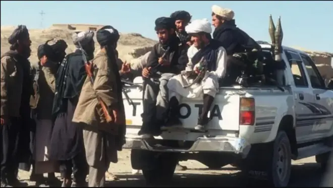 Askarta Daalibaan oo wata Toyota Hilux ee saldhigga ciidamaad cirka  ee Bagram 
