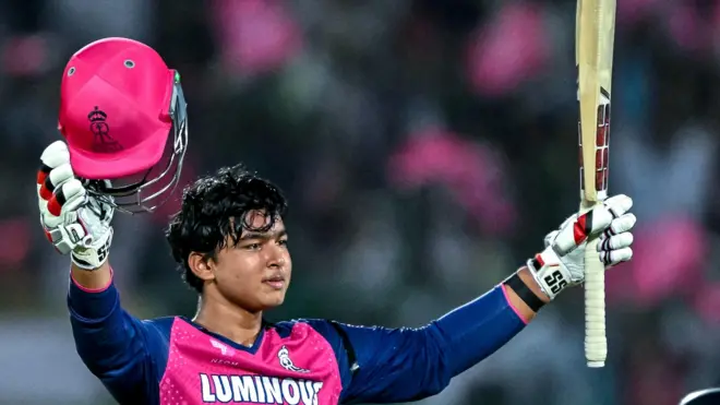 আইপিএলে চেন্নাই সুপার কিংস বনাম রাজস্থান রয়্যালসের ম্যাচে ১৫ বলে পঞ্চাশ রান করে বৈভব সূর্যবংশী এক হাতে ব্যাট আর এক হাতে হেলমেট নিয়ে মেতে উঠেছেন। 