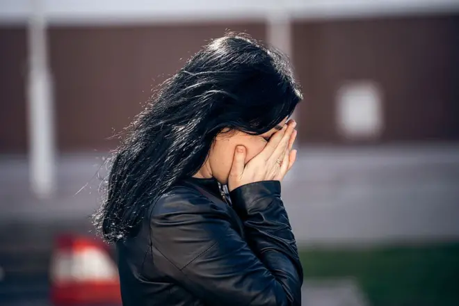 یوه ښځه چې مخ یې پټ نیولی دی