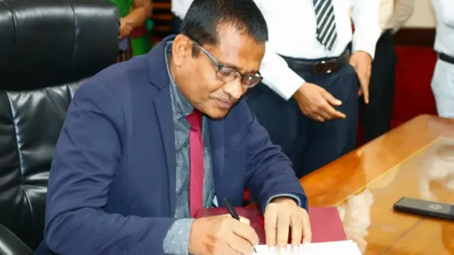 ශ්‍රී ලංකා දුම්රිය දෙපාර්තුමේන්තුවේ, දුම්රිය සමාන්‍යාධිකාරීවරයා ලෙස කටයුතු කළ ධම්මික ජයසුන්දර එම තනතුරින් ඉවත් කිරීමට කැබිනට් අනුමැතිය ලැබී තිබේ.