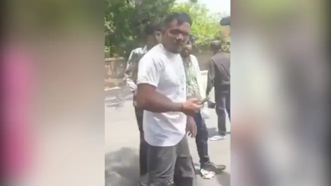 Muškarac za kog se navodi da je preživeo pad aviona odlazi sa mesta nesreća