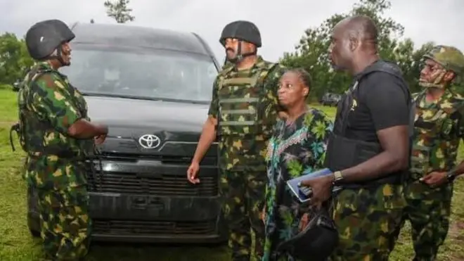 Awọn ọmọ ogun ati olukọ awọn akẹkọọ naa