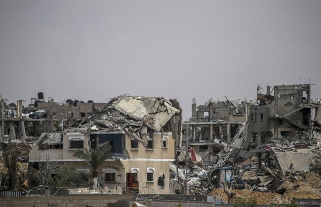 منظر للمباني المدمرة في أعقاب الغارات الجوية الإسرائيلية والعملية العسكرية في خان يونس، جنوب قطاع غزة.