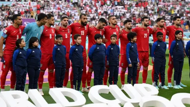 మౌనంతో నిరసన తెలిపిన ఇరాన్ జట్టు