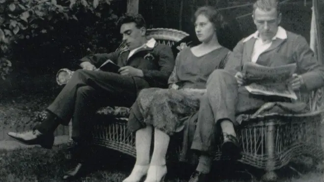 Freddy Bywaters (solda) Edith ve Percy Thompson ile birlikte, çiftin bahçesinde