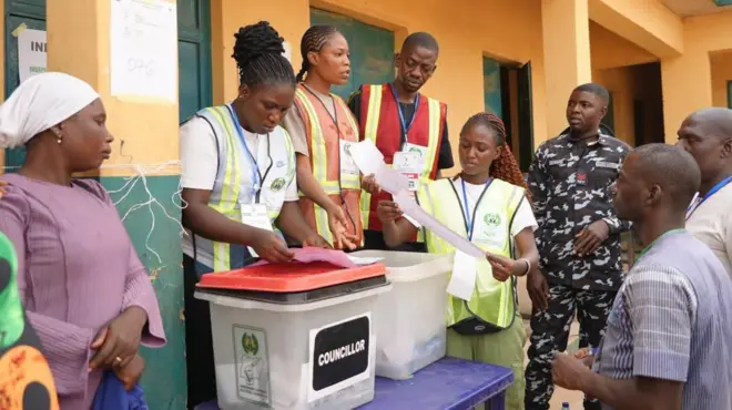 Inec adhoc staff sorting di ballot papers afta voting bin close during di FCT area council election on 21 February 2026