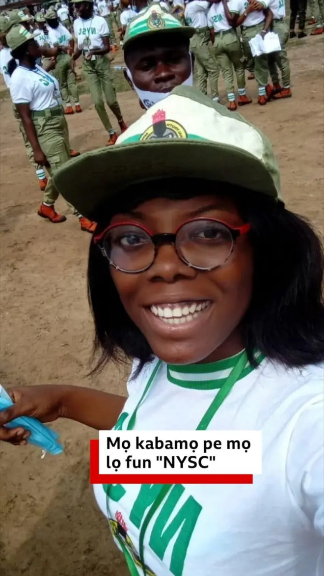 Eniola wọ asọ khaki agunbanirọ, o si de fila rẹ