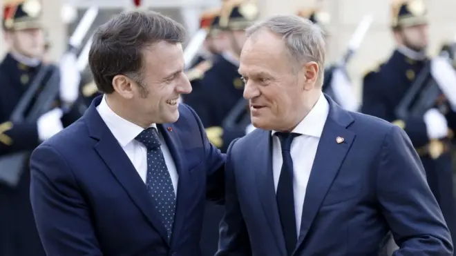 Еммануель Макрон і Дональд Туск на зустрічі в Єлисейському палаці в Парижі 17 лютого, де пройшов екстрений саміт щодо України. Його скликали після того, як у США заявили, що Європа не матиме місця за столом переговорів щодо України